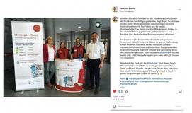 Foto des neuen Infostandes des Stromspar-Checks im Sozialrathaus der Stadt Fürth mit Dr. Döhla, Frau Bayer-Tersch und 2 Stromsparhelfenden