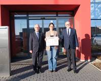 Foto der Spendenübergabe durch die Vertreter der Manfred-Roth-Stiftung für unser Projekt ifa+am 15.01.2026 an unsere Kollegin Sarah Hahnel